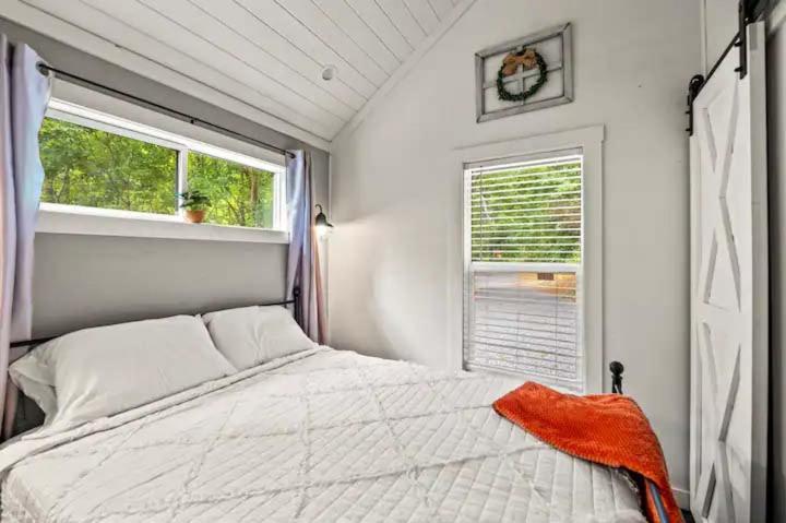 Вилла Crescent Moon Cabin Севьервилл Экстерьер фото